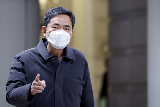 '대장동 일당'에게서 아들 퇴직금 등의 명목으로 거액의 뇌물을 수수한 혐의로 재판에 넘겨진 곽상도 전 국회의원이 8일 오후 서울 서초구 서울중앙지법에서 열린 1심 선고 공판에 출석하고 있다.<공동취재>